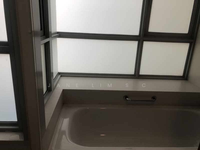 Kovan Melody, 37 Kovan Road, 3 Bedrooms, 1,227 sqft, Condominium For Rent, by Jane Lim S C, 23454989 - Master Bathtub  - PropertyGuru.com.sg