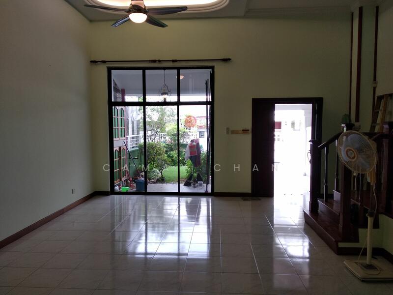 Living area. Garden in front