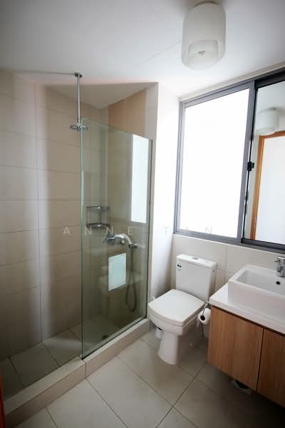 Beacon Heights, 8 Mar Thoma Road, 2 Bedrooms, 893 sqft, Apartment For Rent, by Anne Tan, 23467386 - Master bathroom - PropertyGuru.com.sg