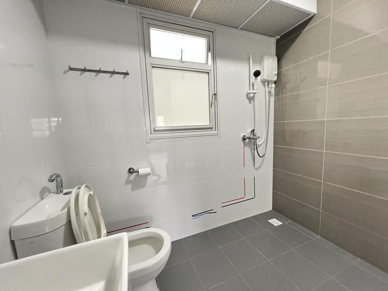 618B Tampines Street 61, 618B Tampines Street 61, 3 Bedrooms, 1,216 sqft, HDB Flat For Rent, by Jamie Lee, 23473816 - Bathroom - PropertyGuru.com.sg