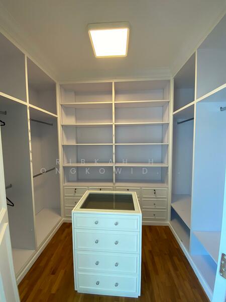 Walk-in Wardrobe 