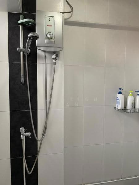 10 Selegie Road, 10 Selegie Road, Beach Road / Bugis / Rochor, 3 Bedrooms, 602 sqft, HDB Flat For Rent, by Kayleigh Tan, 23492042 - Clean & Renovated Bathroom. - PropertyGuru.com.sg