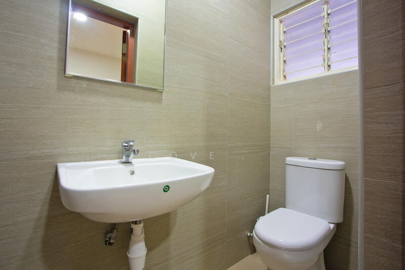 Yellow room - private bathroom