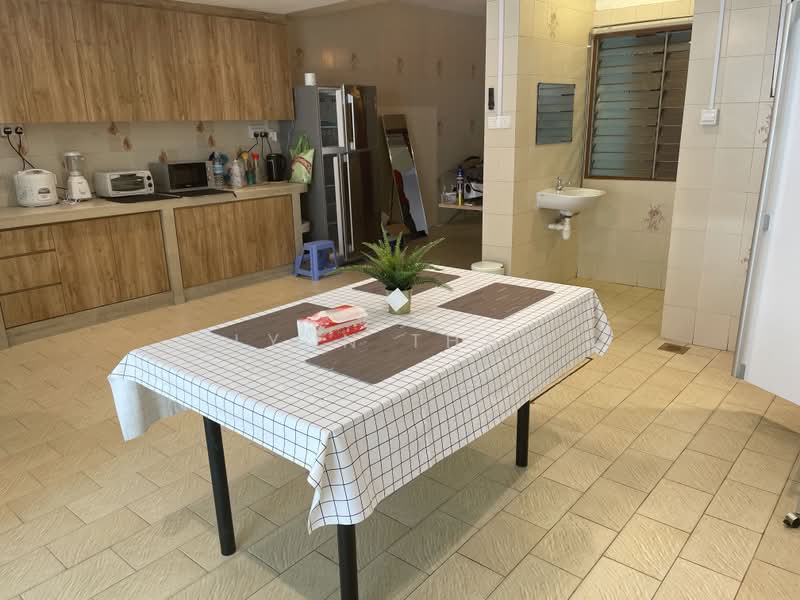 Golden Hill Estate, 86 Li Hwan Drive, Room Rental, 300 sqft, Terraced House For Rent, by Lynn Tham, 23529022 - Dining Area in the Kitchen - PropertyGuru.com.sg