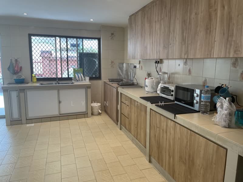 Golden Hill Estate, 86 Li Hwan Drive, Room Rental, 300 sqft, Terraced House For Rent, by Lynn Tham, 23529022 - Spacious Kitchen - PropertyGuru.com.sg