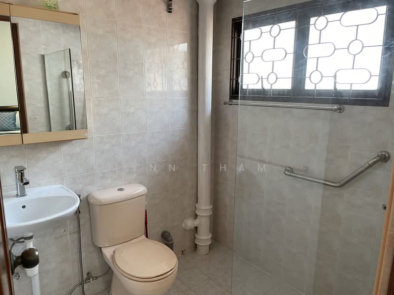 Golden Hill Estate, 86 Li Hwan Drive, Room Rental, 300 sqft, Terraced House For Rent, by Lynn Tham, 23529022 - Ensuite Bathroom with Rain Shower - PropertyGuru.com.sg