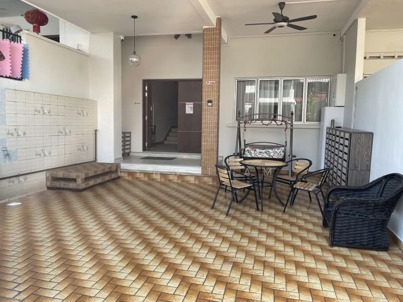 Golden Hill Estate, 86 Li Hwan Drive, Room Rental, 300 sqft, Terraced House For Rent, by Lynn Tham, 23529022 - Frontage with resting area and swing - PropertyGuru.com.sg