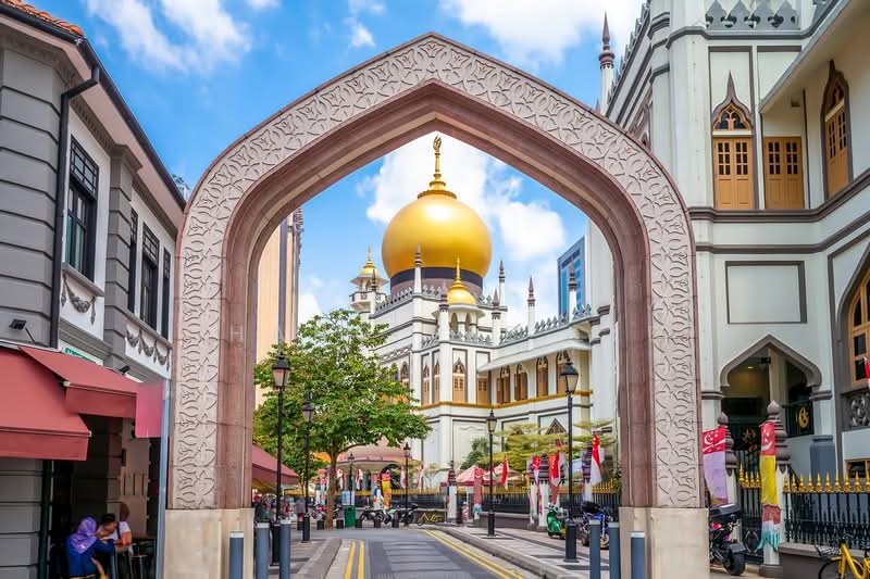 Kampong Glam Shop House, Arab Street, Beach Road / Bugis / Rochor, 1,190 sqft, Food & Beverage For Rent, by Chang Lee Lee, 23530611 - The continual buzz in this area drawing crowds both local and tourists! - CommercialGuru.com.sg