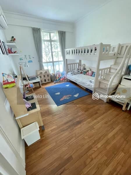 Spilt Level 3 room, unblocked and bright