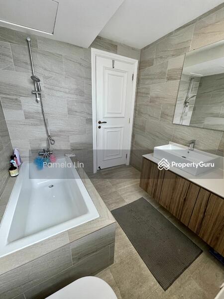 Common Bathroom 1 with Bath tub