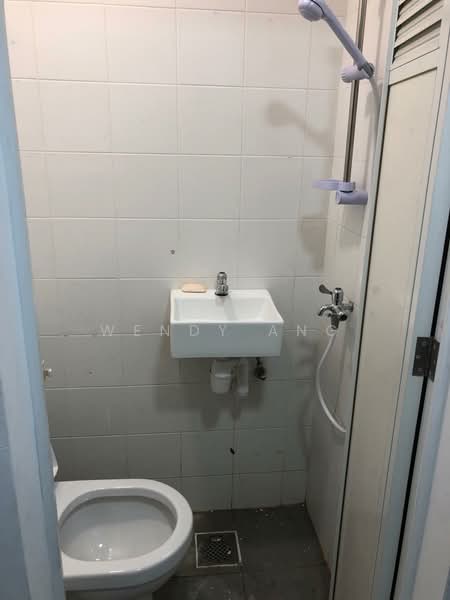 One Amber, 3 Amber Gardens, 4 Bedrooms, 1,701 sqft, Condominium For Rent, by Whendi Hong, 23530827 - Yard - WC area - PropertyGuru.com.sg