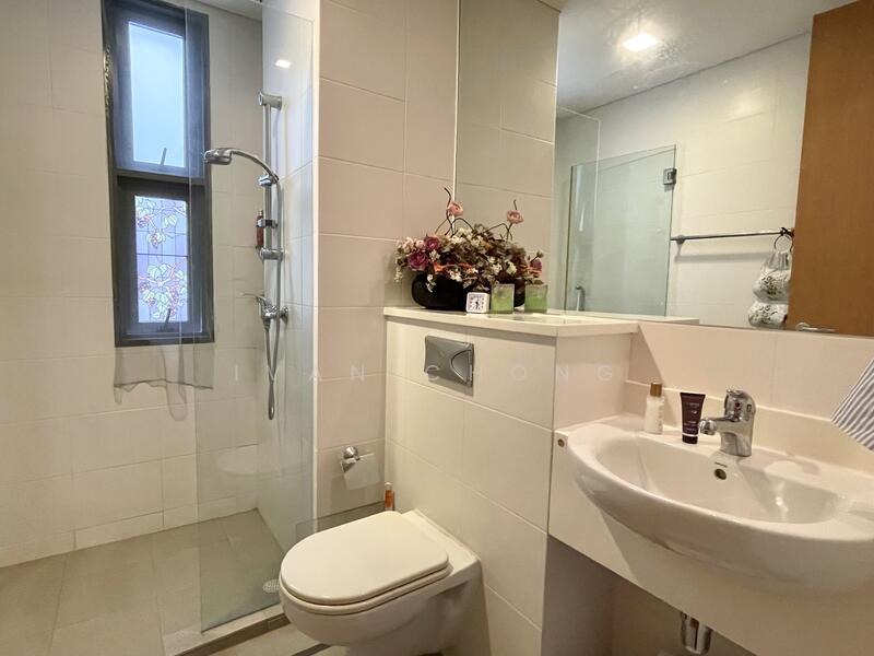 Well kept common bathroom 