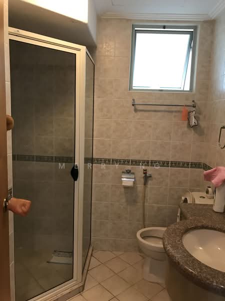 Guilin View, 24 Bukit Batok Street 52, 2 Bedrooms, 1,237 sqft, Condominium For Rent, by Merry Ng, 23561736 - Common bathroom - PropertyGuru.com.sg
