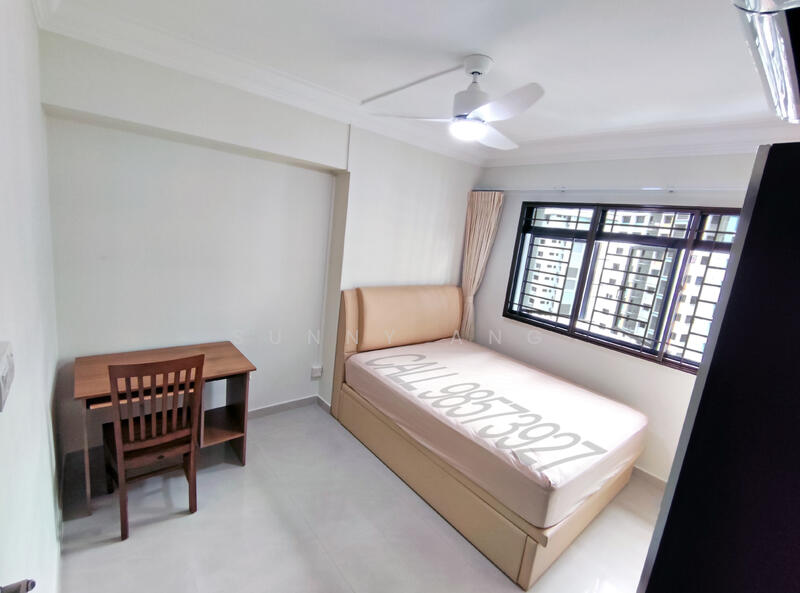 common room 1 with queen sized bed (no Study table and chair)