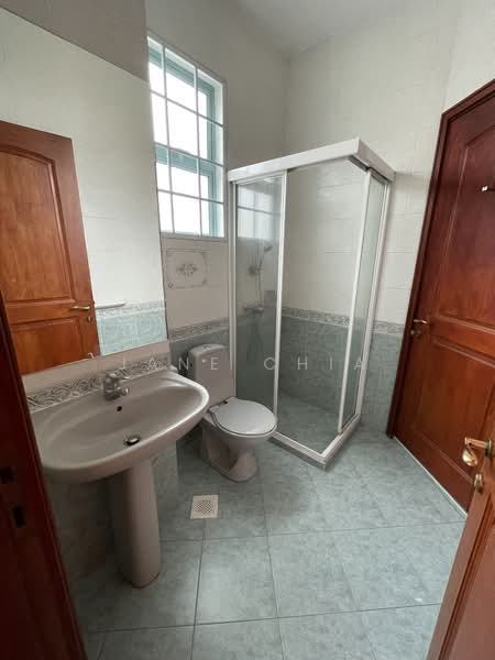 Pinewood Grove, Pinewood Grove, 6 Bedrooms, 3,476 sqft, Terraced House For Rent, by Jane Chia, 23600816 - Shared bathroom - PropertyGuru.com.sg