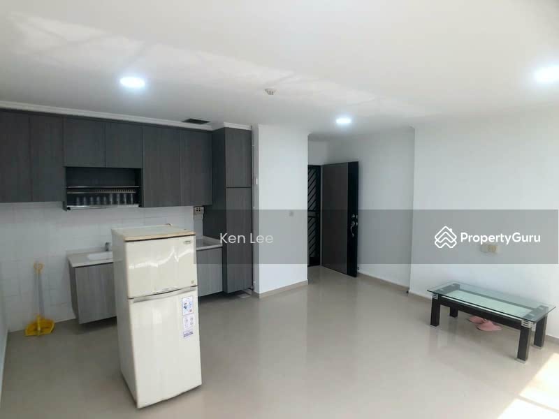 FUNCTIONAL LIVING / DINING & BRAND NEW KITCHENETTE 