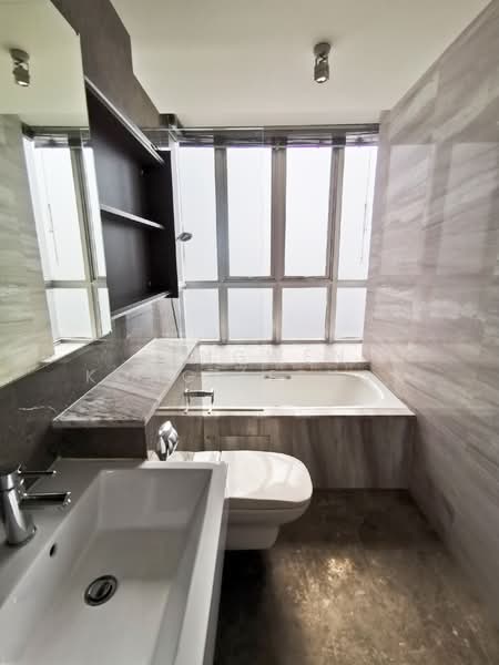 The Parc Condominium, 11 West Coast Walk, 2 Bedrooms, 980 sqft, Condominium For Rent, by Fengwen Kong (Feng), 23610256 - Master bathroom with bath - PropertyGuru.com.sg