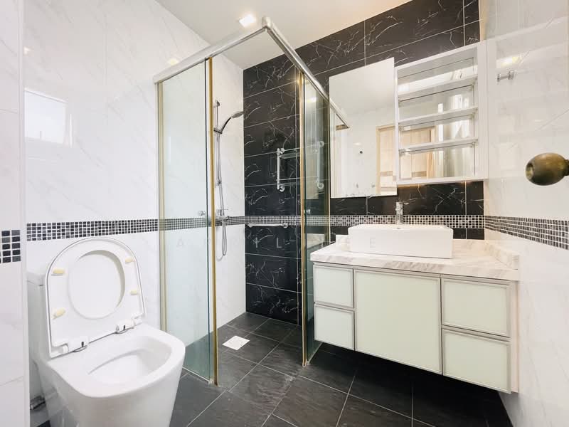 Claremont, 161 Killiney Road, 5 Bedrooms, 2,636 sqft, Apartment For Rent, by April Lee, 23618257 - Upper Level Master Bath - PropertyGuru.com.sg