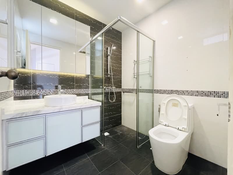 Claremont, 161 Killiney Road, 5 Bedrooms, 2,636 sqft, Apartment For Rent, by April Lee, 23618257 - Upper Level Bedroom 2 Bath - PropertyGuru.com.sg