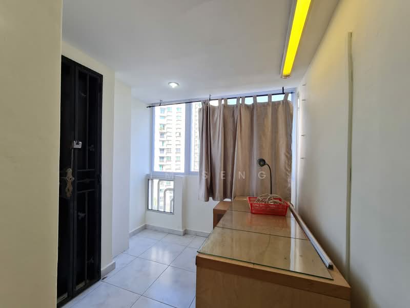 Pandan Valley, 4 Pandan Valley, 4 Bedrooms, 1,700 sqft, Condominium For Rent, by Sim Seng, 23628950 - Bedroom 4's Study corner and 2nd entry/exit - PropertyGuru.com.sg