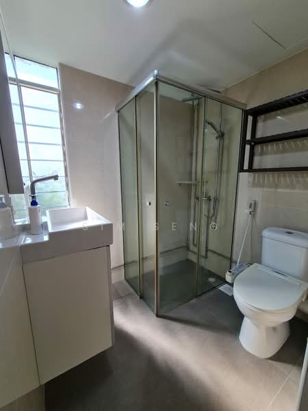 Pandan Valley, 4 Pandan Valley, 4 Bedrooms, 1,700 sqft, Condominium For Rent, by Sim Seng, 23628950 - Master bedroom toilet - PropertyGuru.com.sg