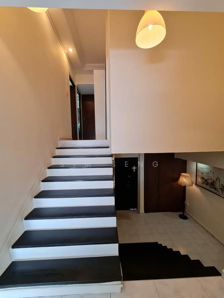 Pandan Valley, 4 Pandan Valley, 4 Bedrooms, 1,700 sqft, Condominium For Rent, by Sim Seng, 23628950 - Stairs - PropertyGuru.com.sg