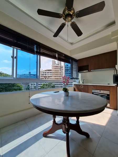Pandan Valley, 4 Pandan Valley, 4 Bedrooms, 1,700 sqft, Condominium For Rent, by Sim Seng, 23628950 - Dining table and kitchen - PropertyGuru.com.sg