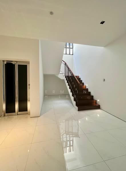 For Rent - Mountbatten Lights