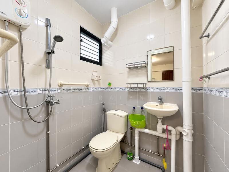 547 Ang Mo Kio Avenue 10, 547 Ang Mo Kio Avenue 10, Ang Mo Kio / Bishan / Thomson, Room Rental, 172 sqft, HDB Flat For Rent, by Geralyn Ng, 23644059 - Bathroom - PropertyGuru.com.sg