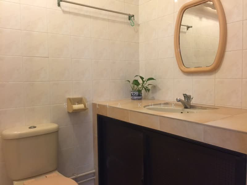 132 Rivervale Street, 132 Rivervale Street, 3 Bedrooms, 1,291 sqft, HDB Flat For Rent, by Stella Kuek, 23659447 - Master Bathroom - PropertyGuru.com.sg