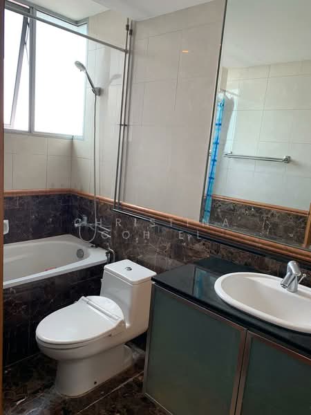 Thomson Euro-Asia, 150 Thomson Road, 3 Bedrooms, 1,130 sqft, Condominium For Rent, by Christina Goh EL, 23672344 - Master bathroom with long bath - PropertyGuru.com.sg