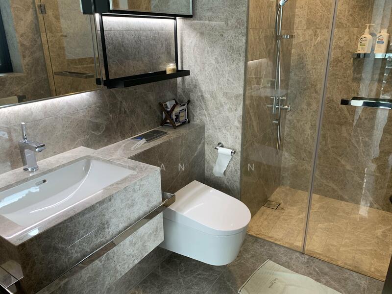 Martin Modern, 8 Martin Place, 2 Bedrooms, 883 sqft, Apartment For Rent, by Ivan Tan, 23678675 - MASTER BATHROOM - PropertyGuru.com.sg