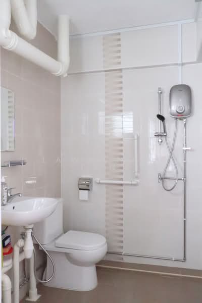 115 Bukit Batok West Avenue 6, 115 Bukit Batok West Avenue 6, 3 Bedrooms, 1,420 sqft, HDB Flat For Rent, by Lawrence Tan, 23687286 - Common Toilet - PropertyGuru.com.sg