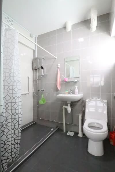 115 Bukit Batok West Avenue 6, 115 Bukit Batok West Avenue 6, 3 Bedrooms, 1,420 sqft, HDB Flat For Rent, by Lawrence Tan, 23687286 - Master Bedroom attached toilet - PropertyGuru.com.sg