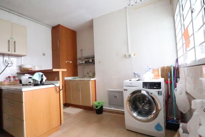 115 Bukit Batok West Avenue 6, 115 Bukit Batok West Avenue 6, 3 Bedrooms, 1,420 sqft, HDB Flat For Rent, by Lawrence Tan, 23687286 - Kitchen Yard area - PropertyGuru.com.sg