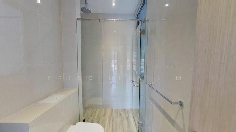 Modern Bathrooms In Fabulous Condition!