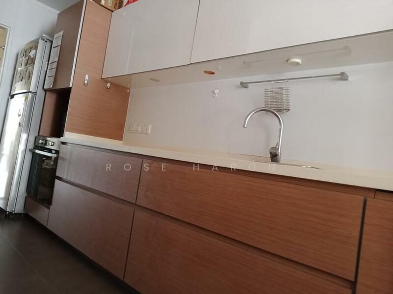 fully equipped kitchen with dishwasher, oven and fridge 