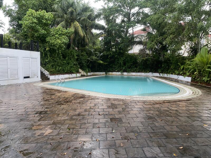 Huge Pool and Pool Side