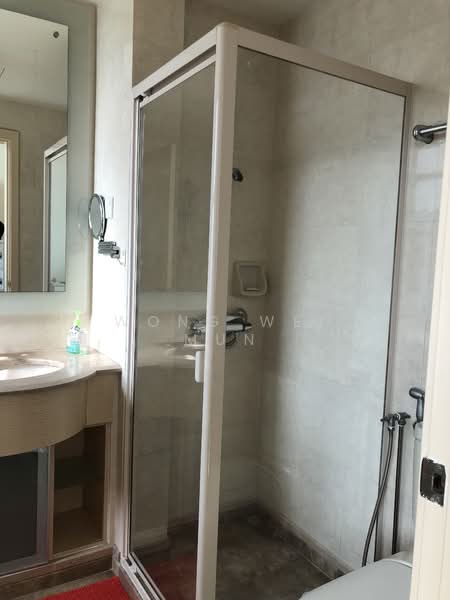 Hillview Regency, 26 Bukit Batok East Avenue 2, 3 Bedrooms, 1,195 sqft, Condominium For Rent, by Wong Wei Mun, 23731485 - Master bedroom Attached Bathroom - PropertyGuru.com.sg