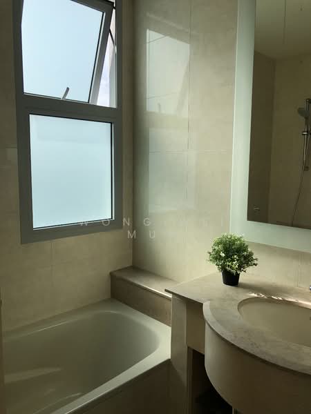 Hillview Regency, 26 Bukit Batok East Avenue 2, 3 Bedrooms, 1,195 sqft, Condominium For Rent, by Wong Wei Mun, 23731485 - Master bathroom bath tub - PropertyGuru.com.sg