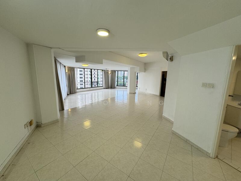 Spacious living and dining area