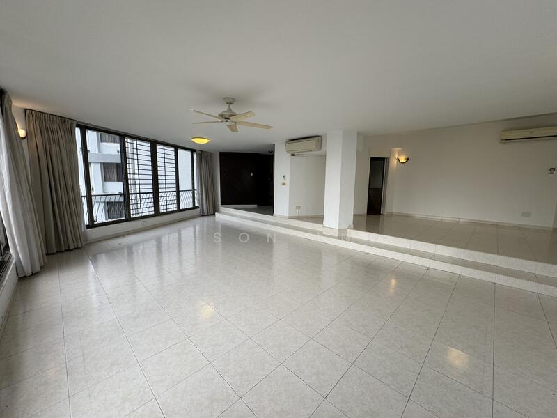 Spacious living and dining area