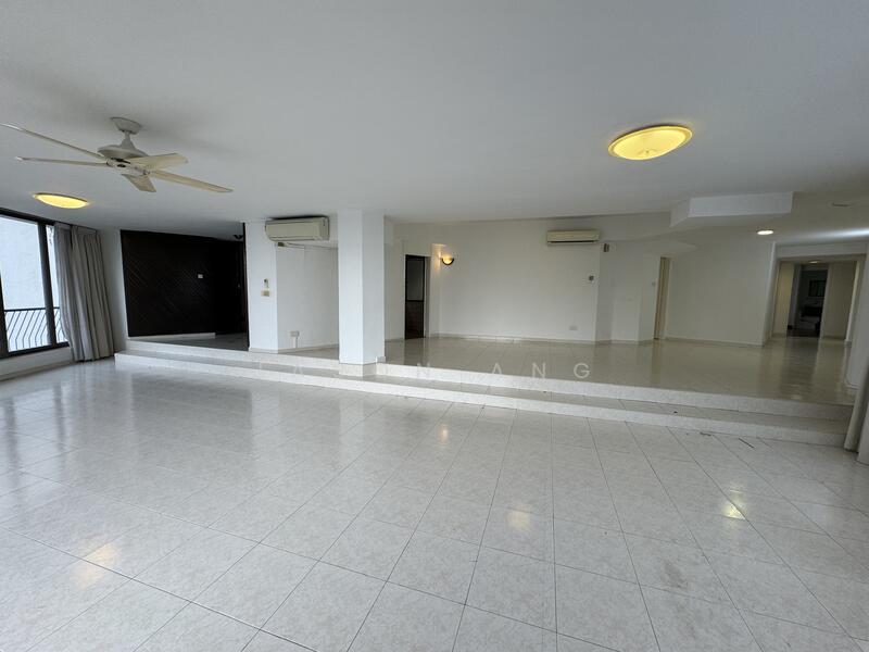 Spacious living and dining area