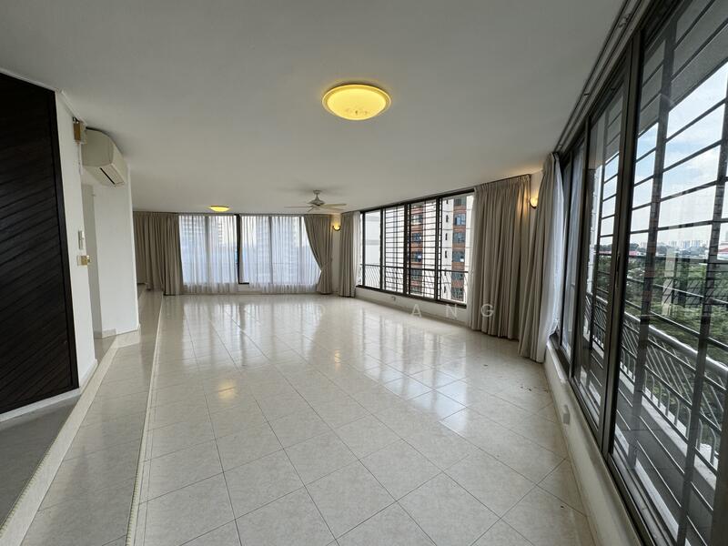 Spacious living and dining area