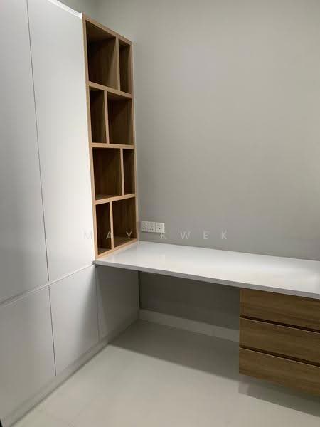d'Leedon (Former Farrer Court), 13 Leedon Heights, Tanglin / Holland / Bukit Timah, 1 Bedroom, 635 sqft, Condominium For Rent, by May Kwek, 23734832 - Study room with Shelves  & Desk - PropertyGuru.com.sg