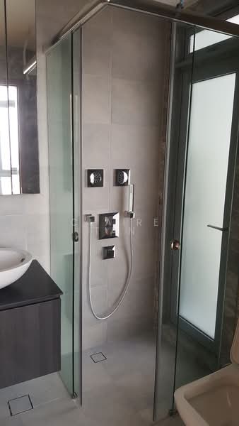Spottiswoode Suites, 16 Spottiswoode Park Road, 2 Bedrooms, 581 sqft, Condominium For Rent, by Claire Tan, 23737320 - Additional jets in bathroom on top of rainshower - PropertyGuru.com.sg