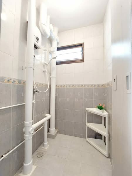 3 Dover Road, 3 Dover Road, 2 Bedrooms, 700 sqft, HDB Flat For Rent, by Leong Yeong Cherng, 23739891 - Bathroom (with heater) - PropertyGuru.com.sg