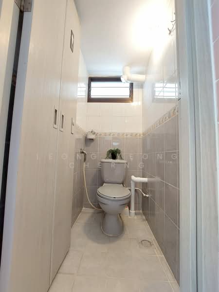 3 Dover Road, 3 Dover Road, 2 Bedrooms, 700 sqft, HDB Flat For Rent, by Leong Yeong Cherng, 23739891 - Lavatory - PropertyGuru.com.sg