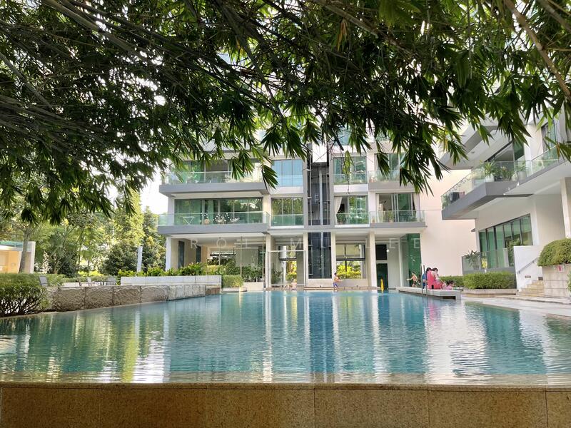 Large swimming pool with resort feel