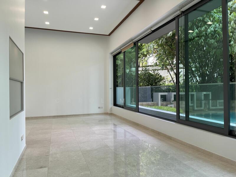 Spacious living & dining area